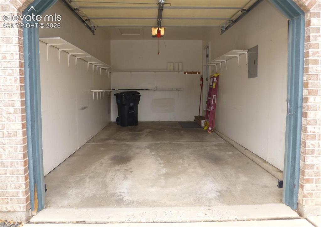 Image 4 of 34: Garage