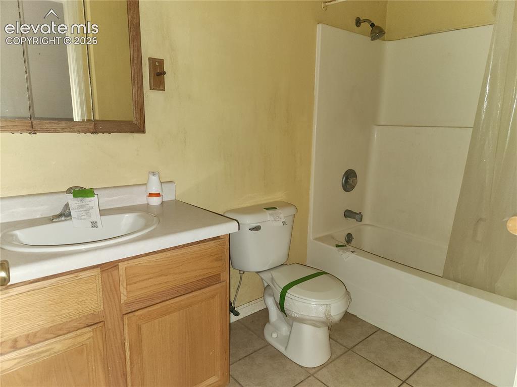 Image 10 of 14: Bathroom