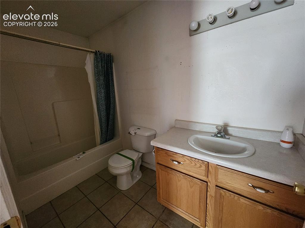 Image 11 of 14: Bathroom
