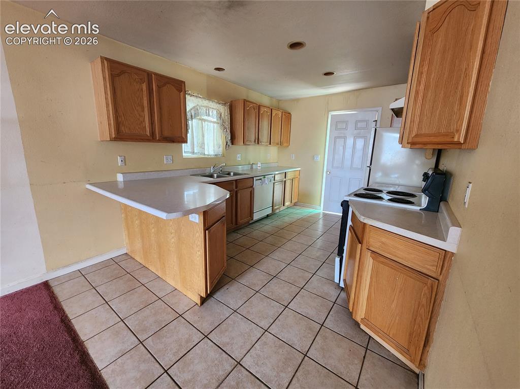 Image 3 of 14: Kitchen