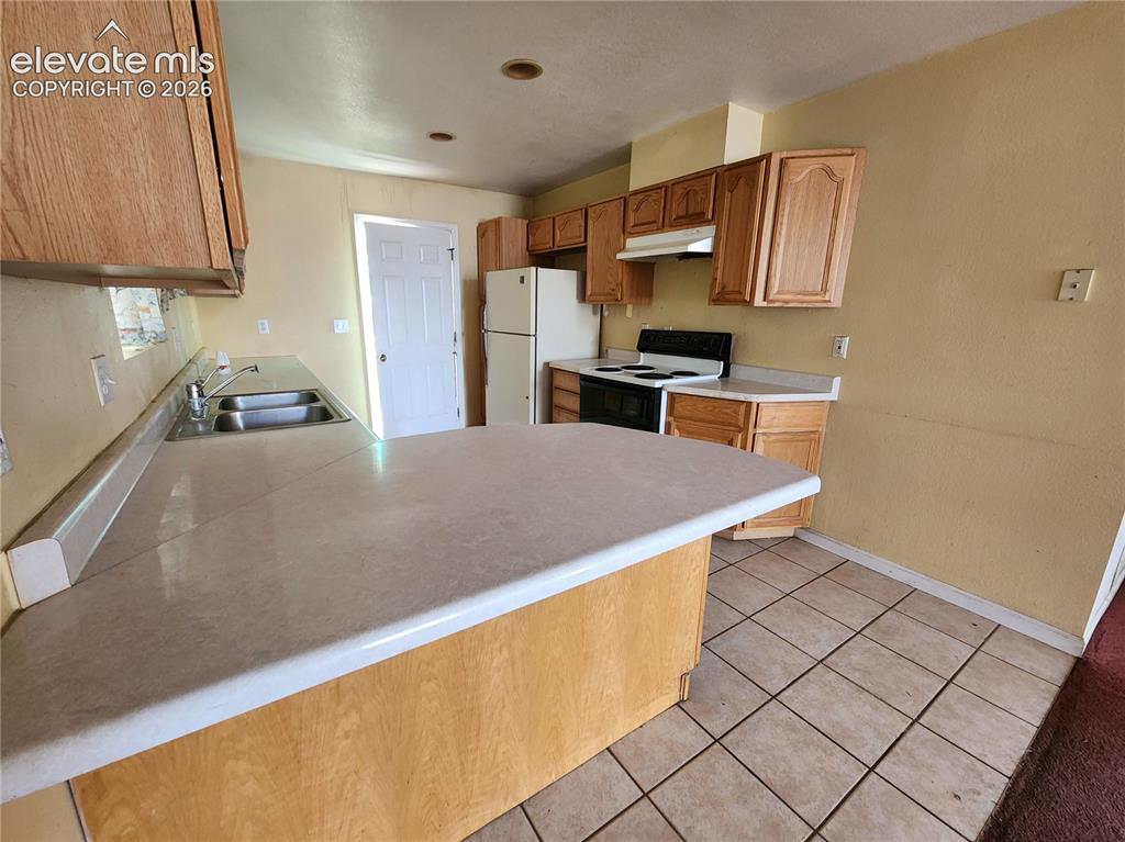 Image 4 of 14: Kitchen