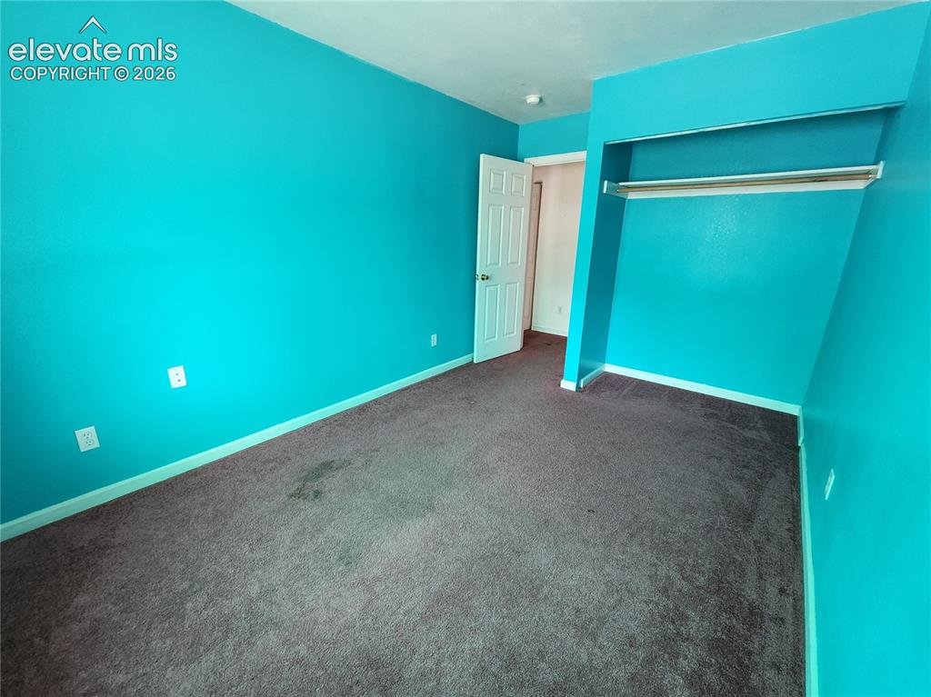 Image 7 of 14: Bedroom