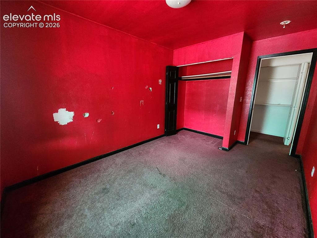 Image 9 of 14: Bedroom