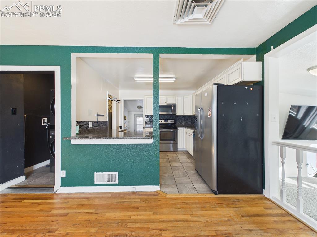 Image 10 of 39: Kitchen