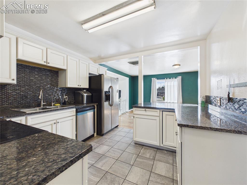 Image 14 of 39: Kitchen