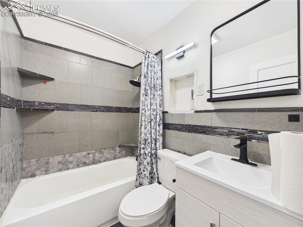 Image 22 of 39: Bathroom