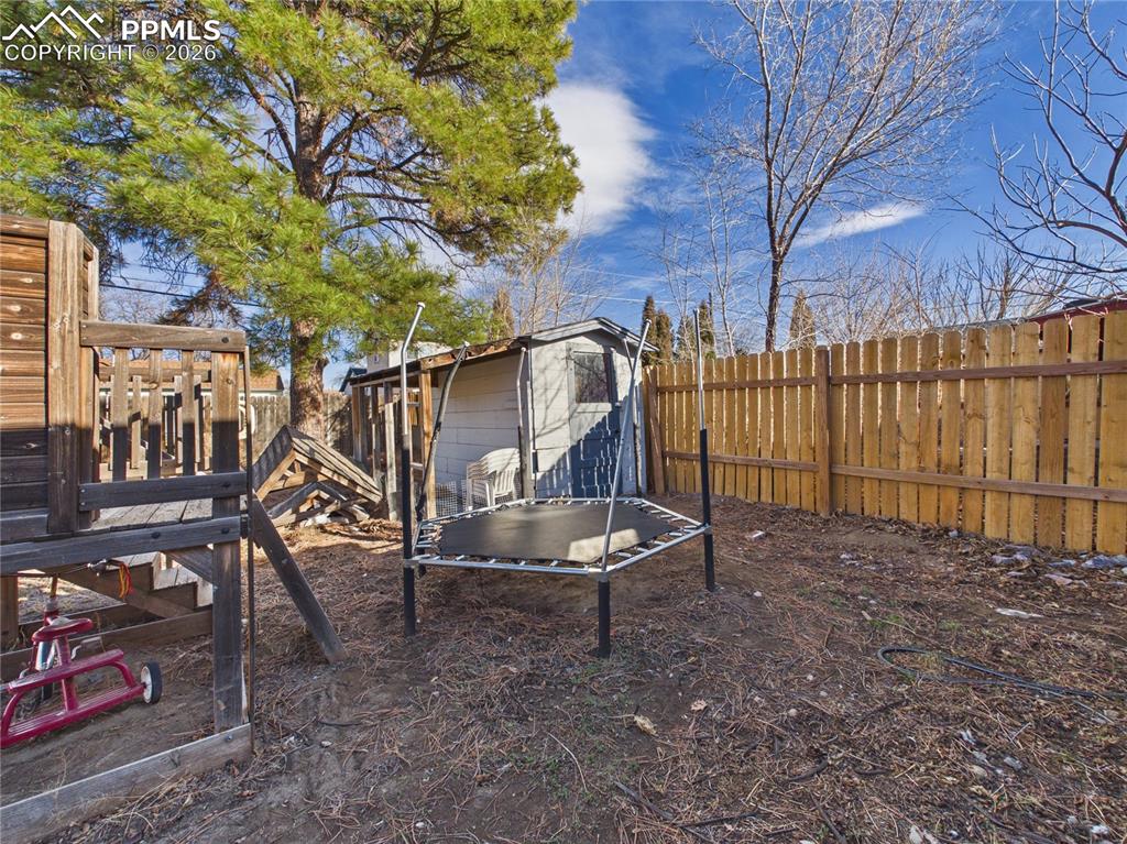 Image 38 of 39: Yard