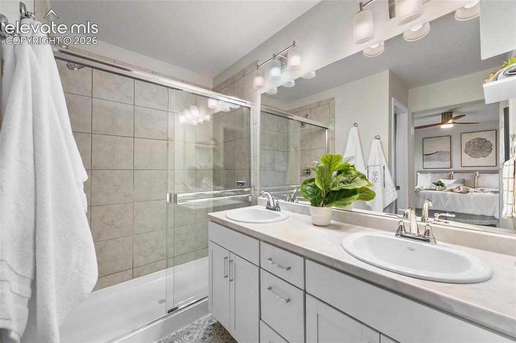 Image 14 of 32: Bathroom