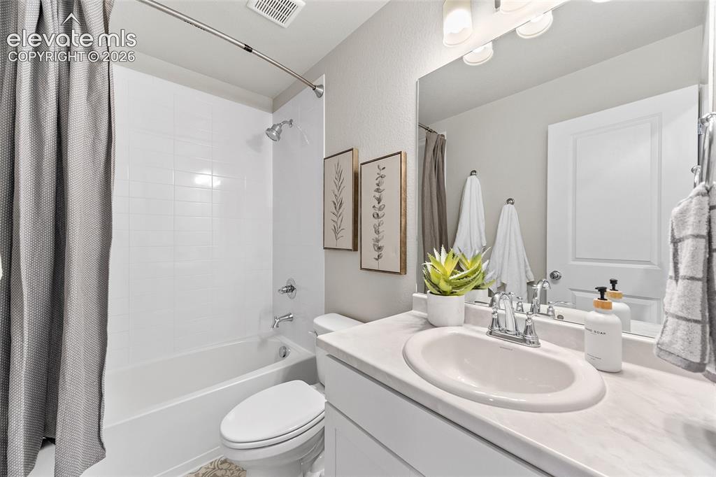 Image 17 of 32: Bathroom
