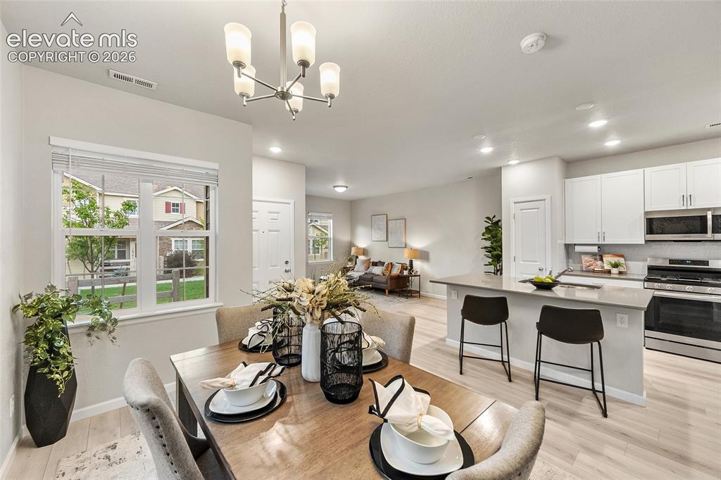 Image 4 of 32: Dining Area