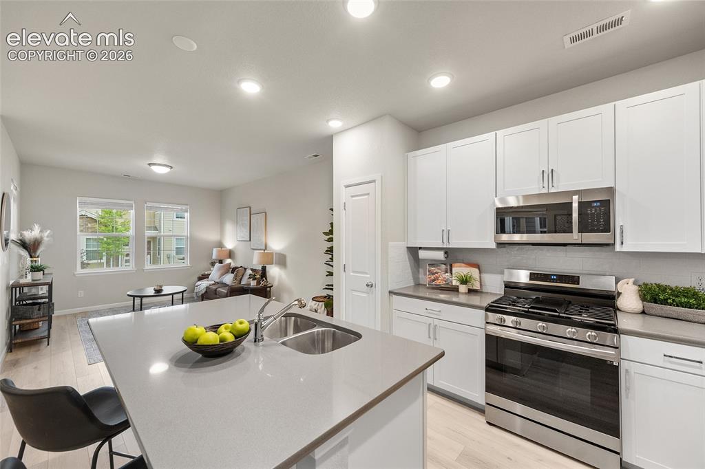 Image 6 of 32: Kitchen