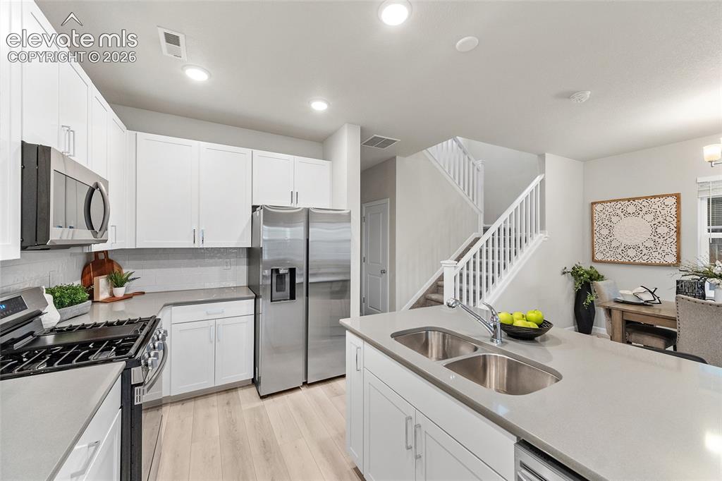 Image 7 of 32: Kitchen