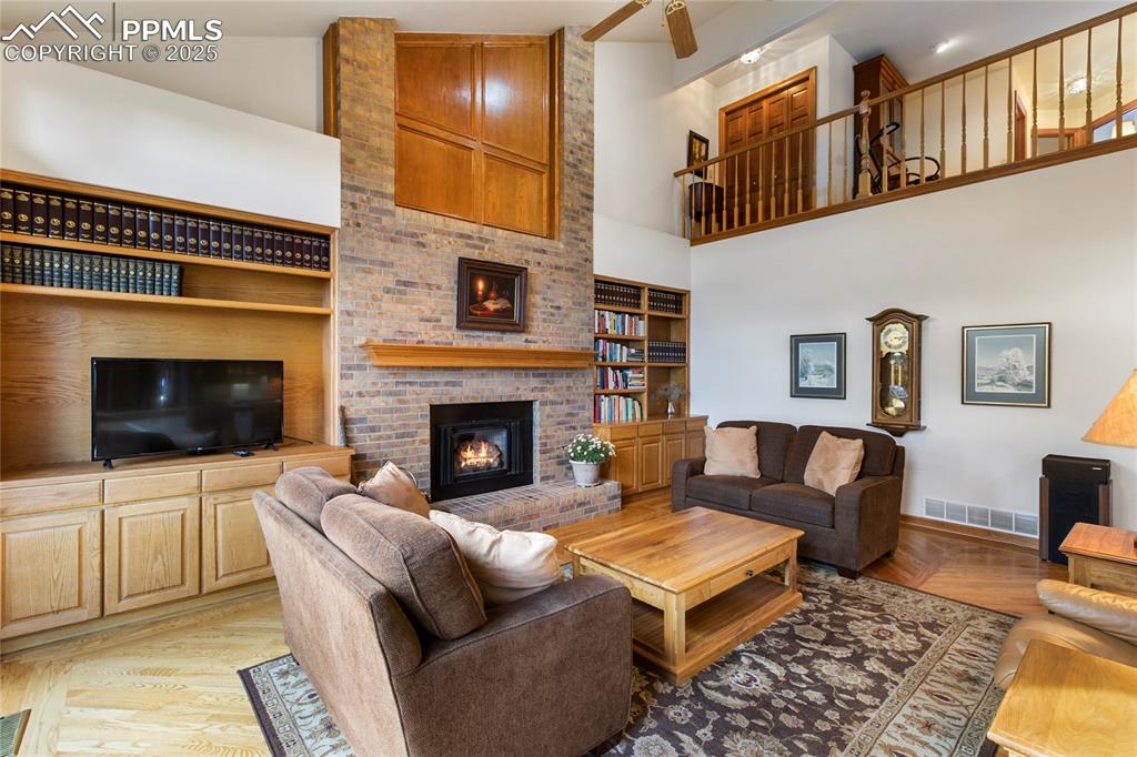 Image 19 of 48: Living Room