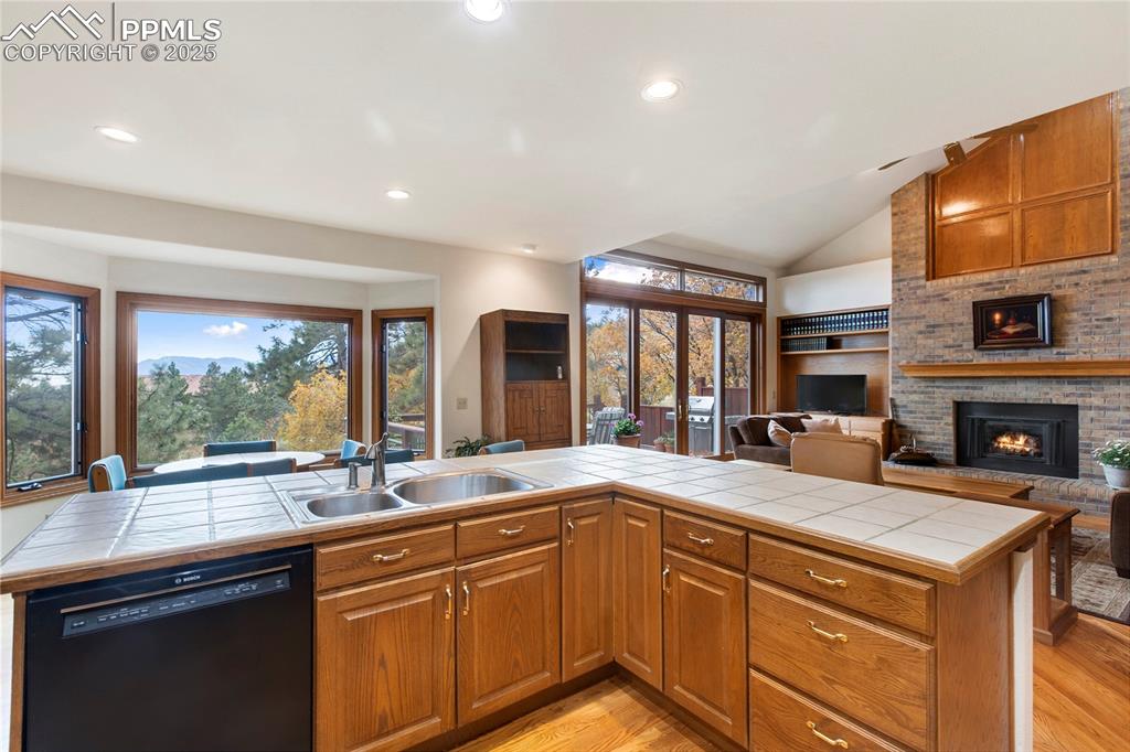 Image 21 of 48: Kitchen