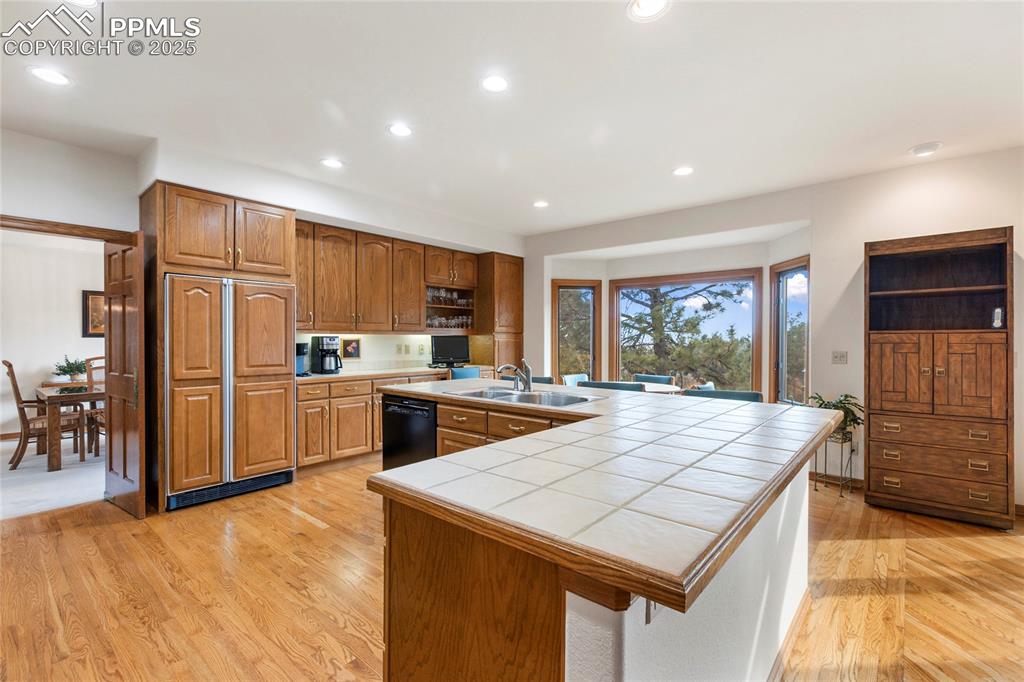 Image 22 of 48: Kitchen