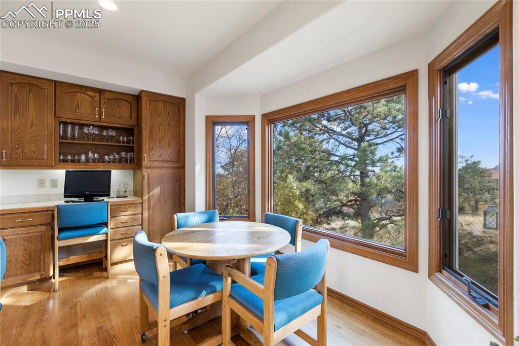 Image 23 of 48: Dining Area