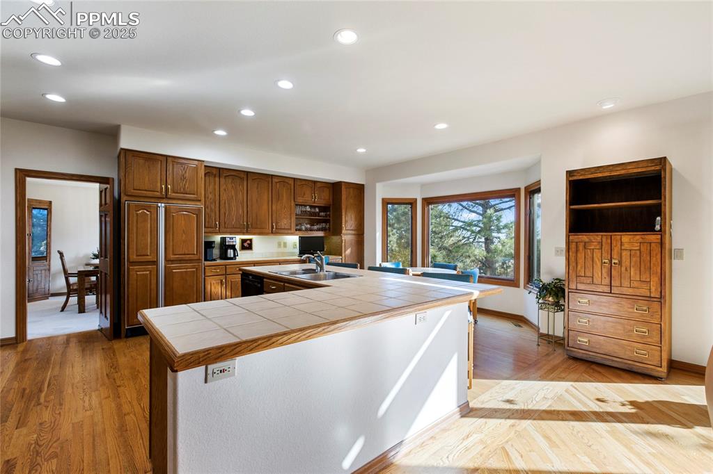 Image 25 of 48: Kitchen