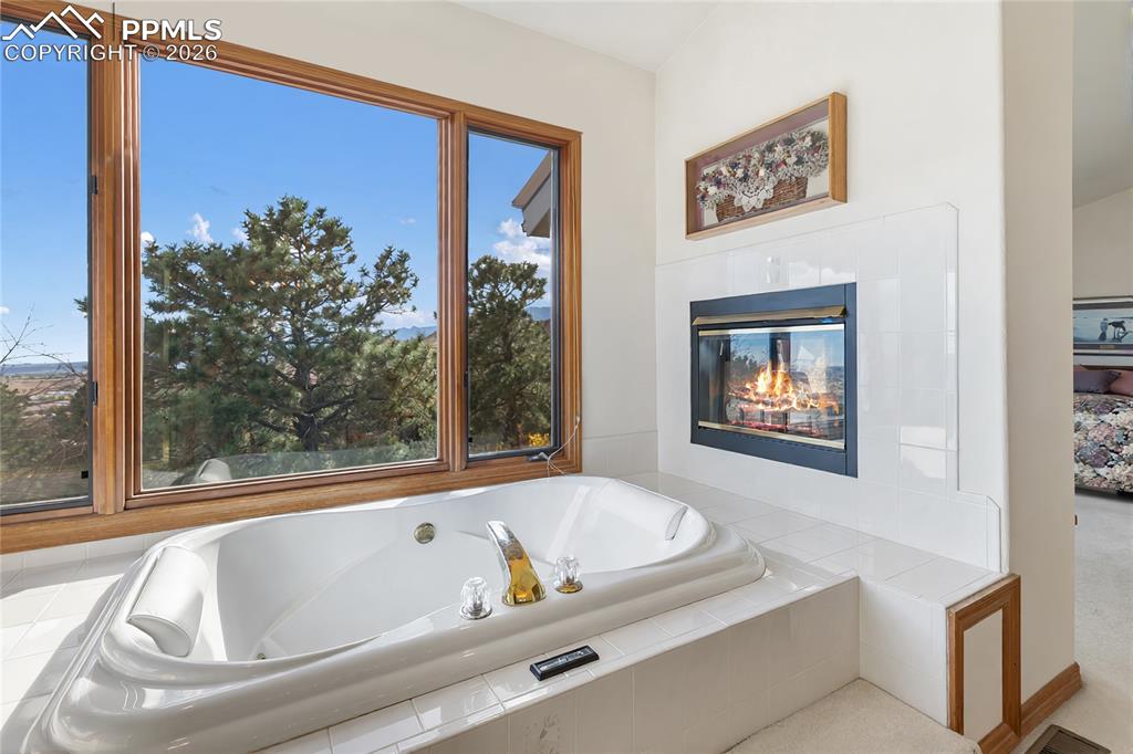 Image 33 of 48: Bathroom