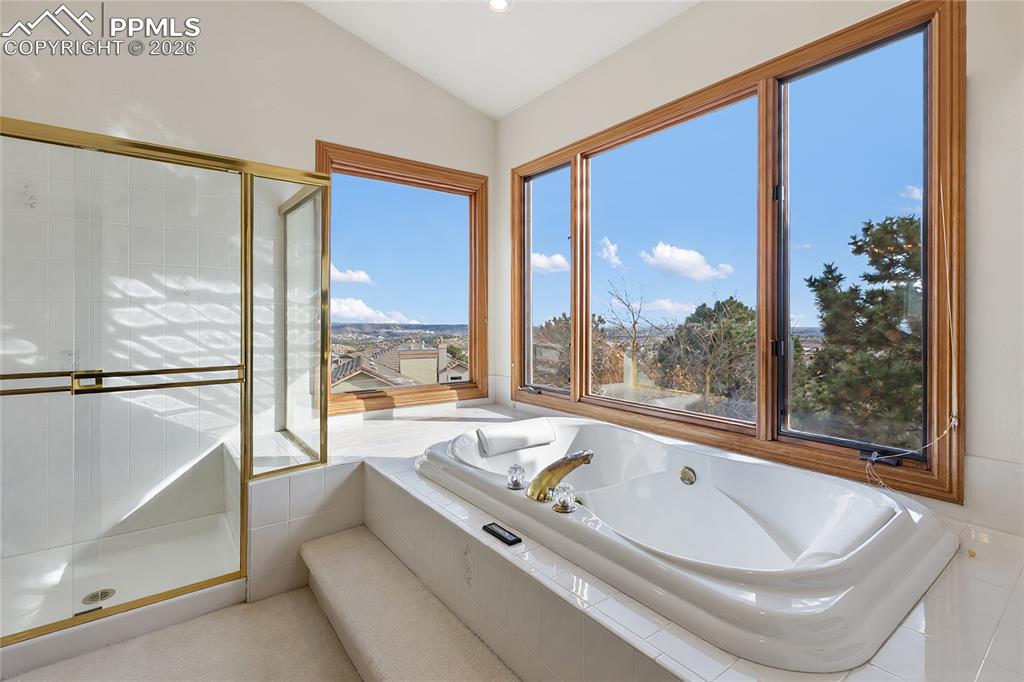 Image 34 of 48: Bathroom