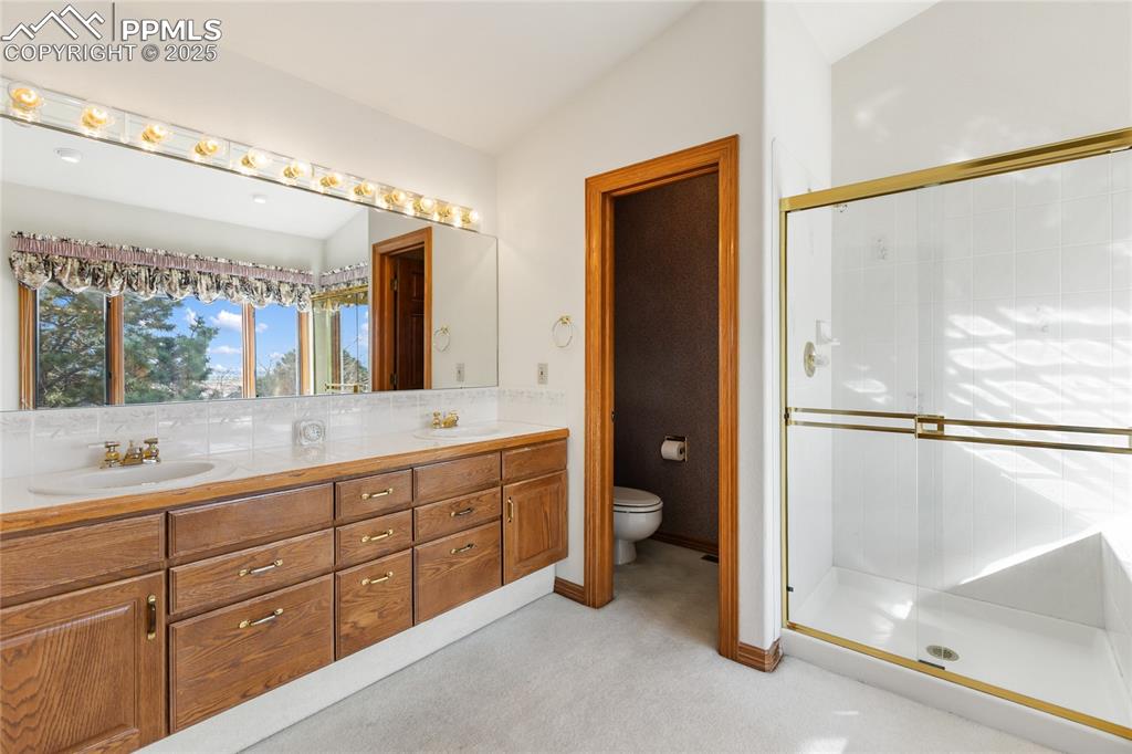 Image 35 of 48: Bathroom