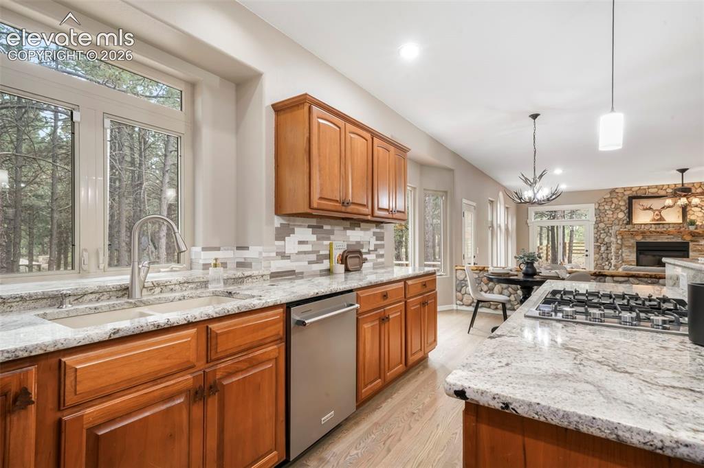 Image 11 of 50: Kitchen