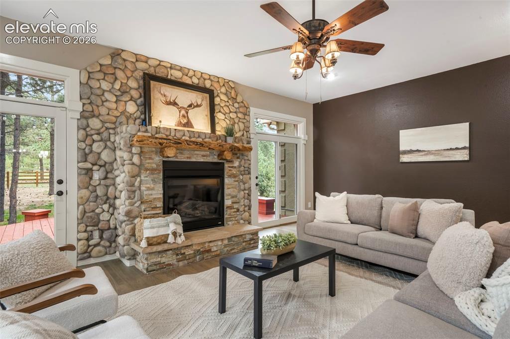 Image 16 of 50: Living Room