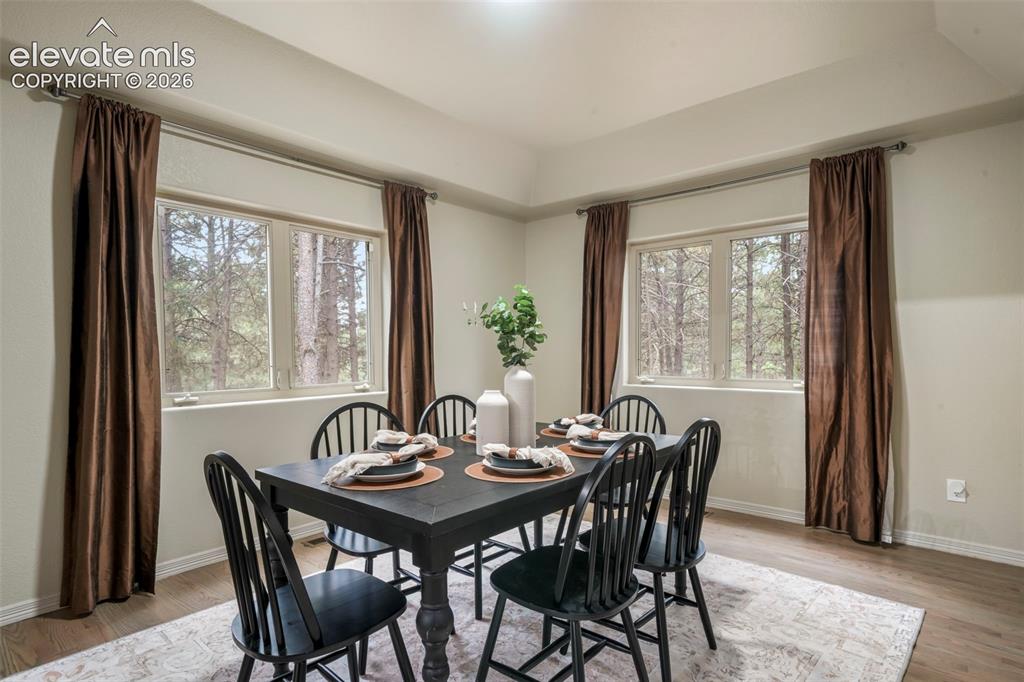 Image 17 of 50: Dining Room
