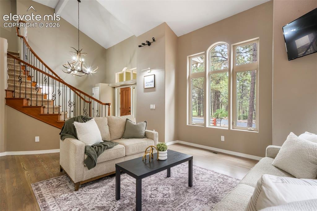Image 19 of 50: Sitting Room