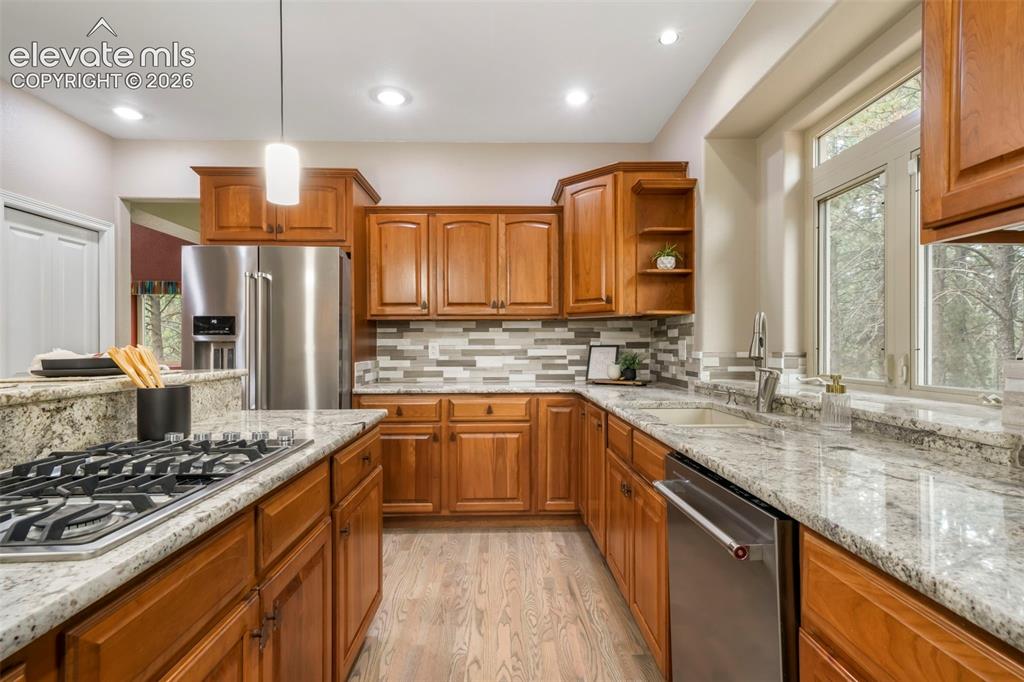 Image 8 of 50: Kitchen