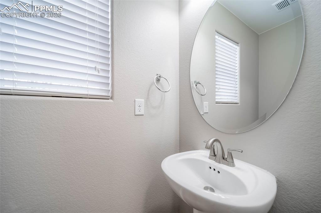 Image 20 of 46: Bathroom