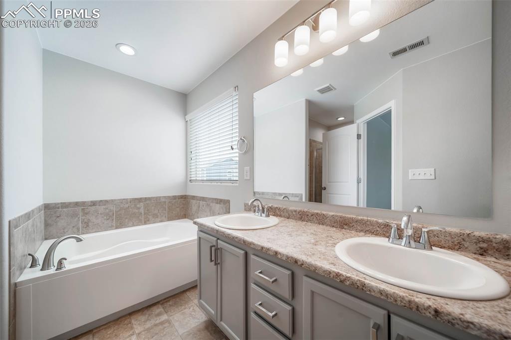 Image 28 of 46: Bathroom