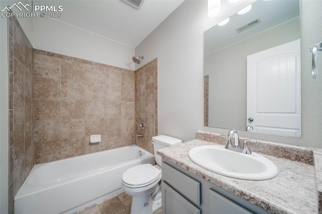 Image 34 of 46: Bathroom