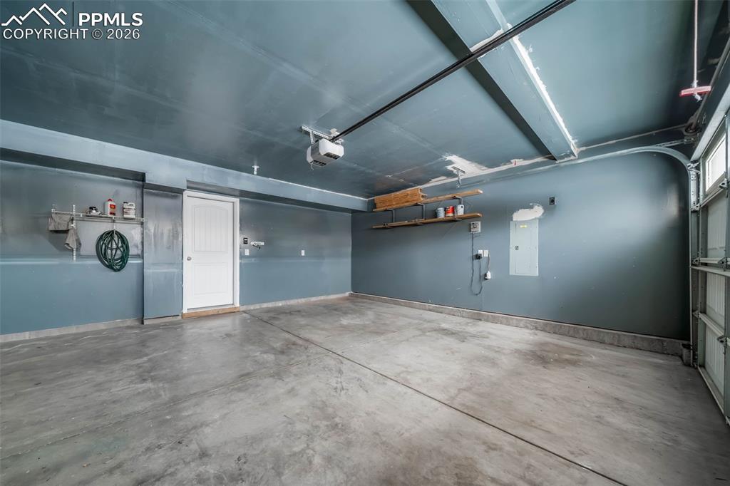 Image 39 of 46: Garage