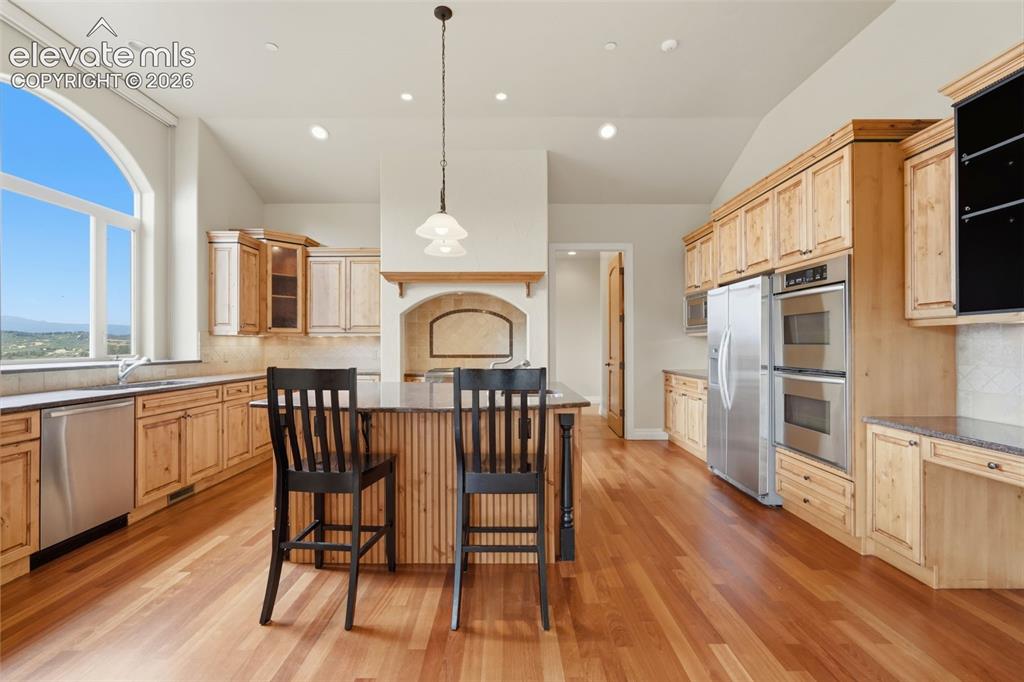 Image 22 of 50: Hardwood flooring, arched window, stainless steel appliances, built-in doub