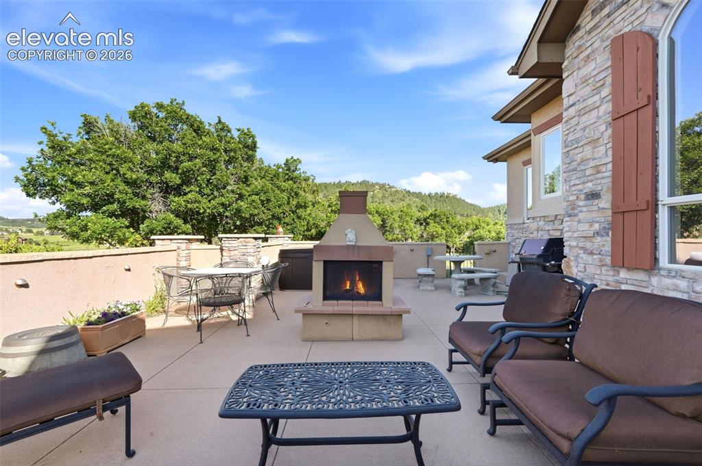 Image 7 of 50: Patio