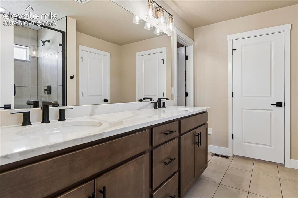 Image 16 of 22: Bathroom