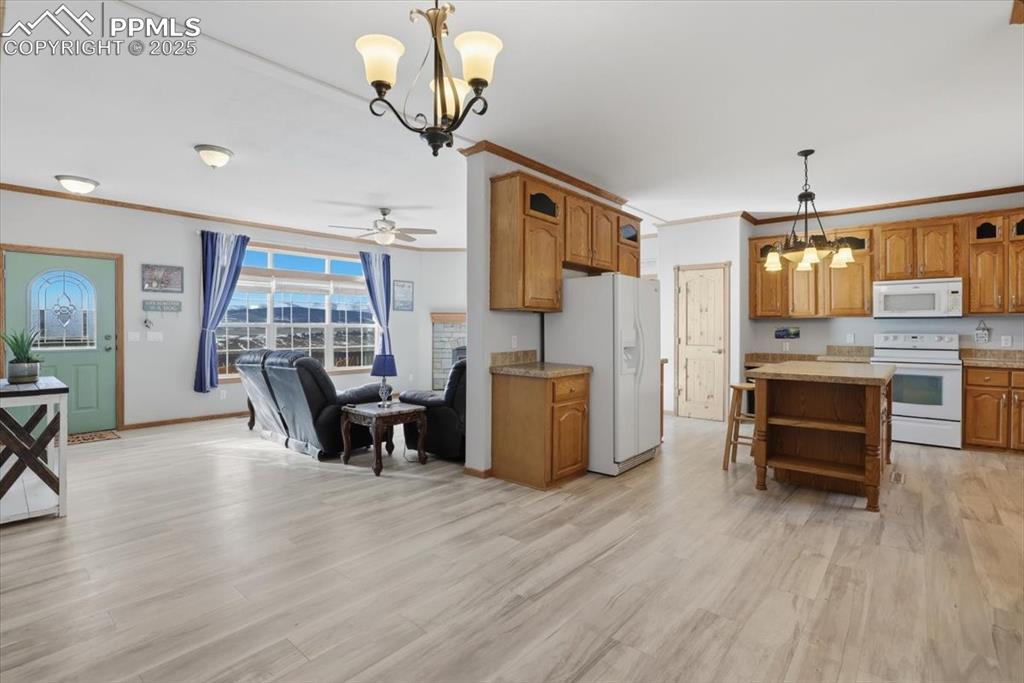 Image 18 of 50: Kitchen