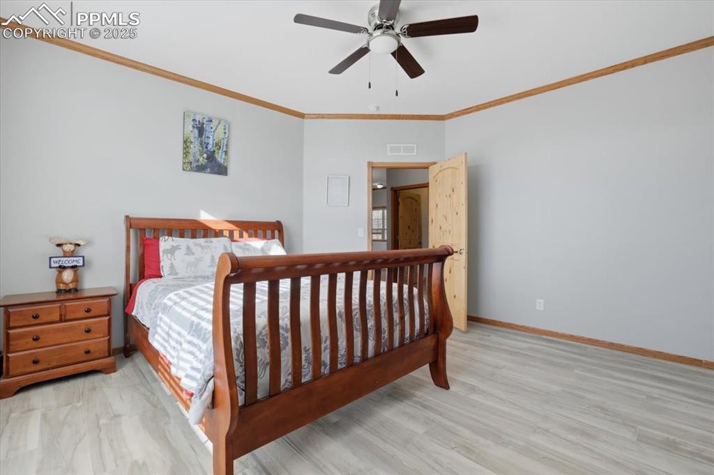 Image 21 of 50: Bedroom