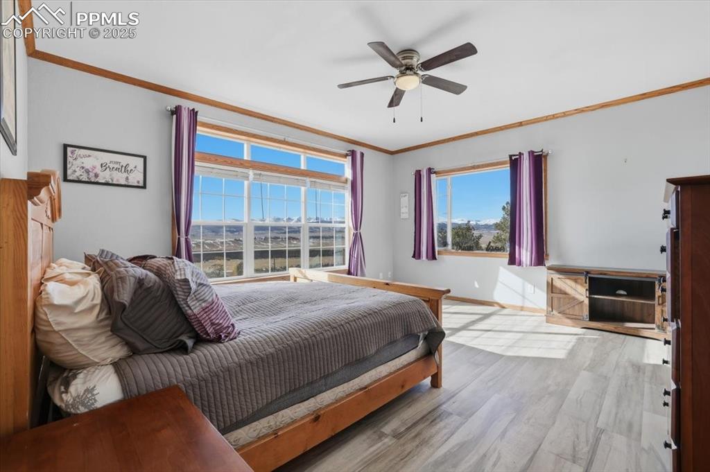 Image 27 of 50: Bedroom