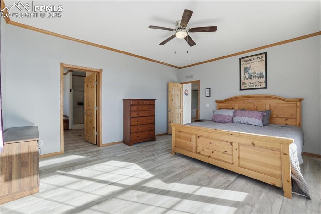 Image 29 of 50: Bedroom