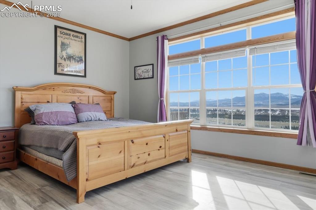 Image 31 of 50: Bedroom