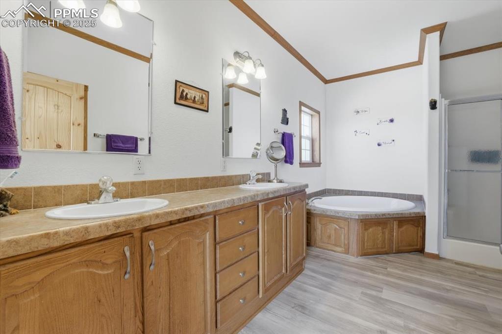 Image 32 of 50: Bathroom