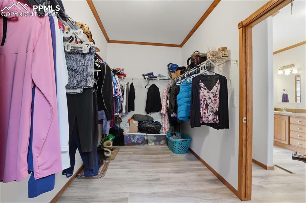 Image 34 of 50: Closet