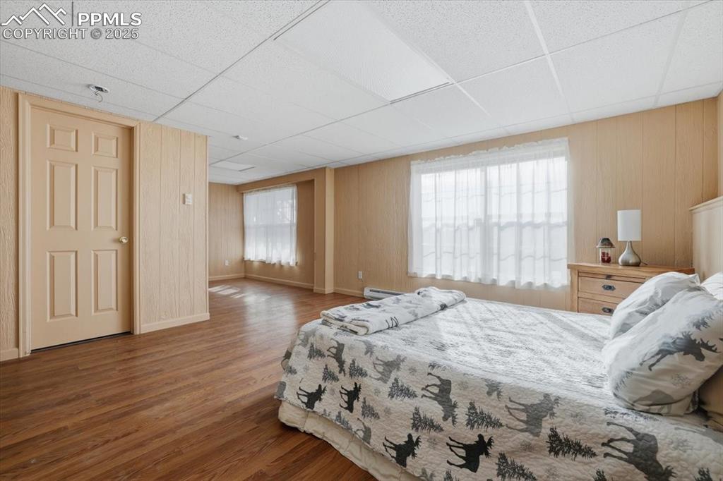 Image 39 of 50: Bedroom