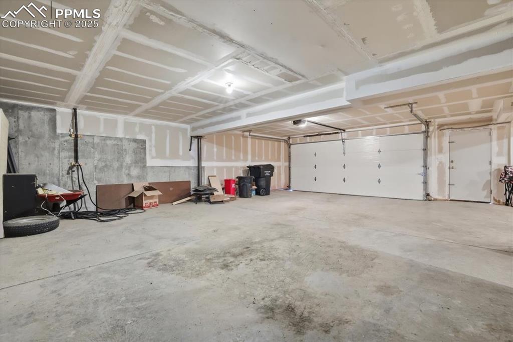 Image 42 of 50: Garage