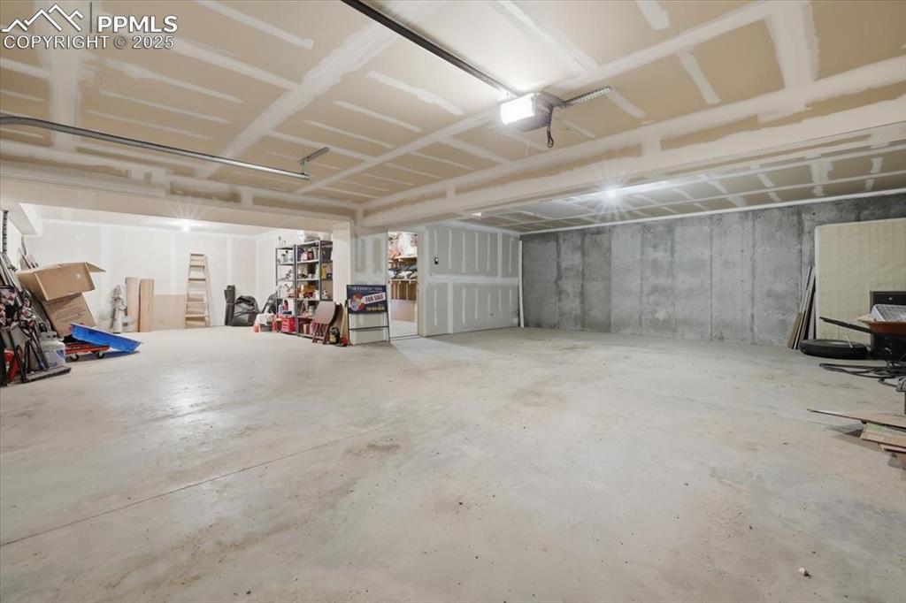 Image 43 of 50: Garage