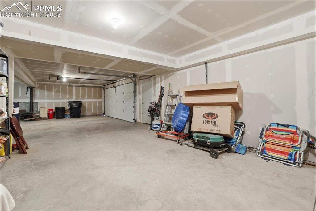 Image 45 of 50: Garage