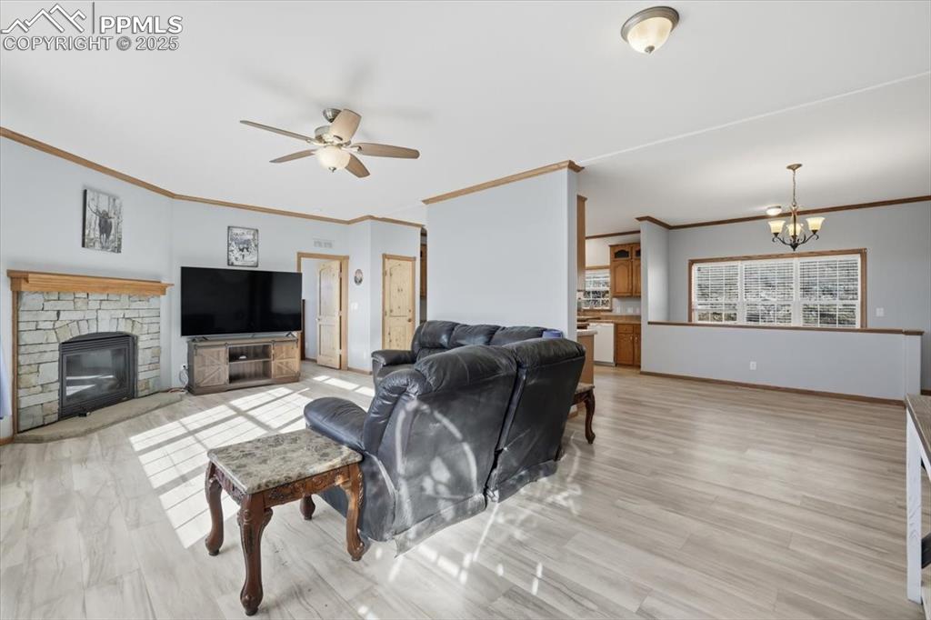 Image 7 of 50: Living Room