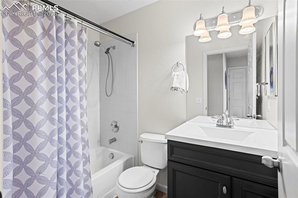 Image 11 of 21: 2nd Floor Bathroom