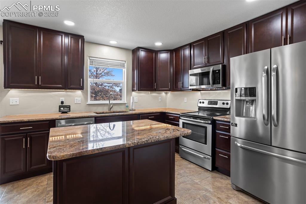 Image 4 of 21: Kitchen